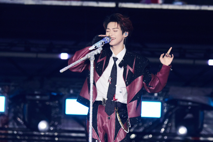 梓渝对舞台的热忱梓渝被镜头捕捉的瞬间 梓渝被镜头捕捉的瞬间，梓渝对舞台的热忱我们