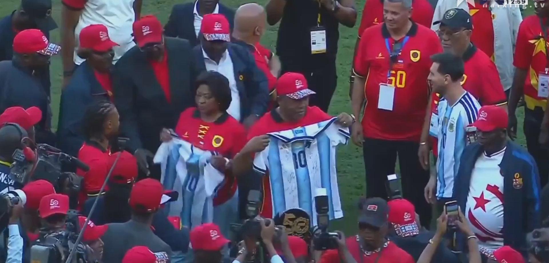 赛前送了全队签名的球衣 