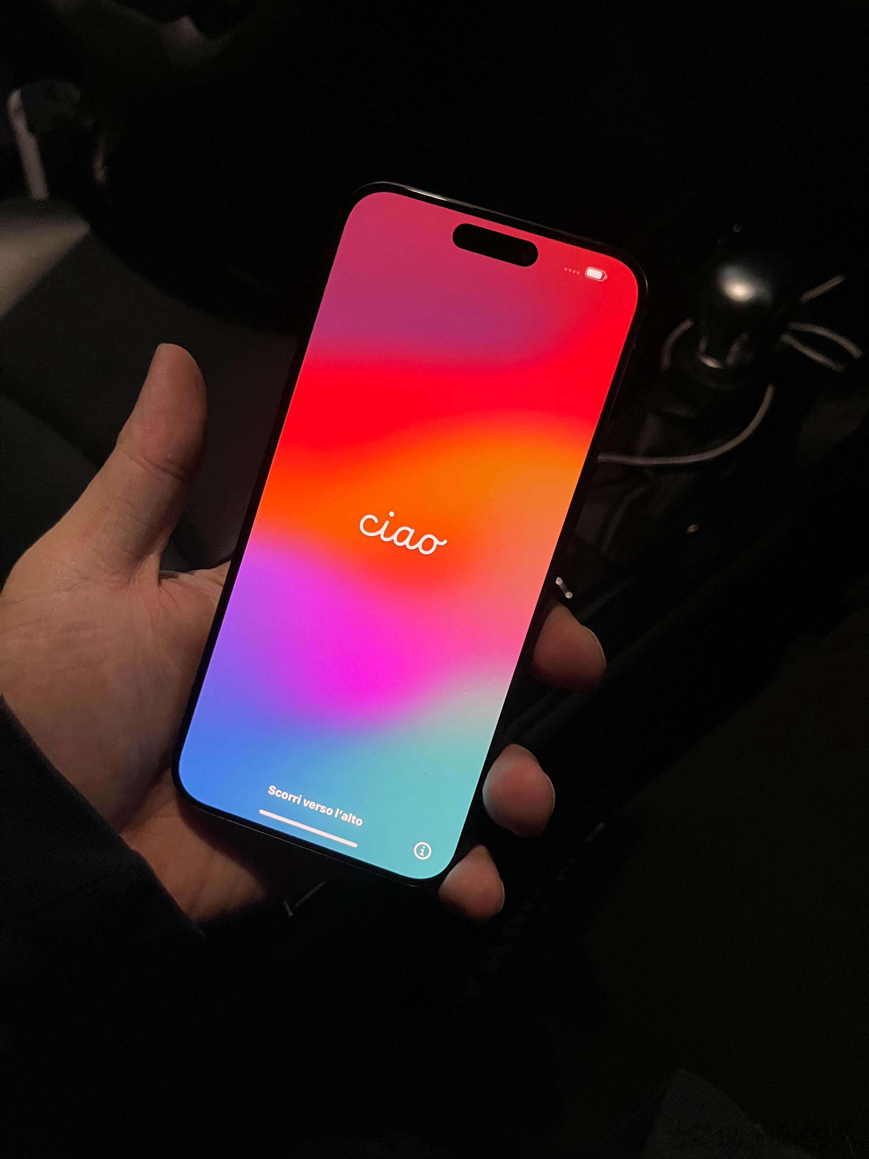 作为一个电子数码小白，我问两个问题：1、iphone 15裸机手感确实好了很多，