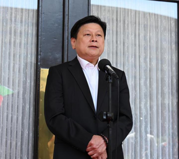 谁先动手谁就输了？
庄瑞雄抡拳，
傅崐萁一动不动！


立院又打起来了
庄瑞雄挥