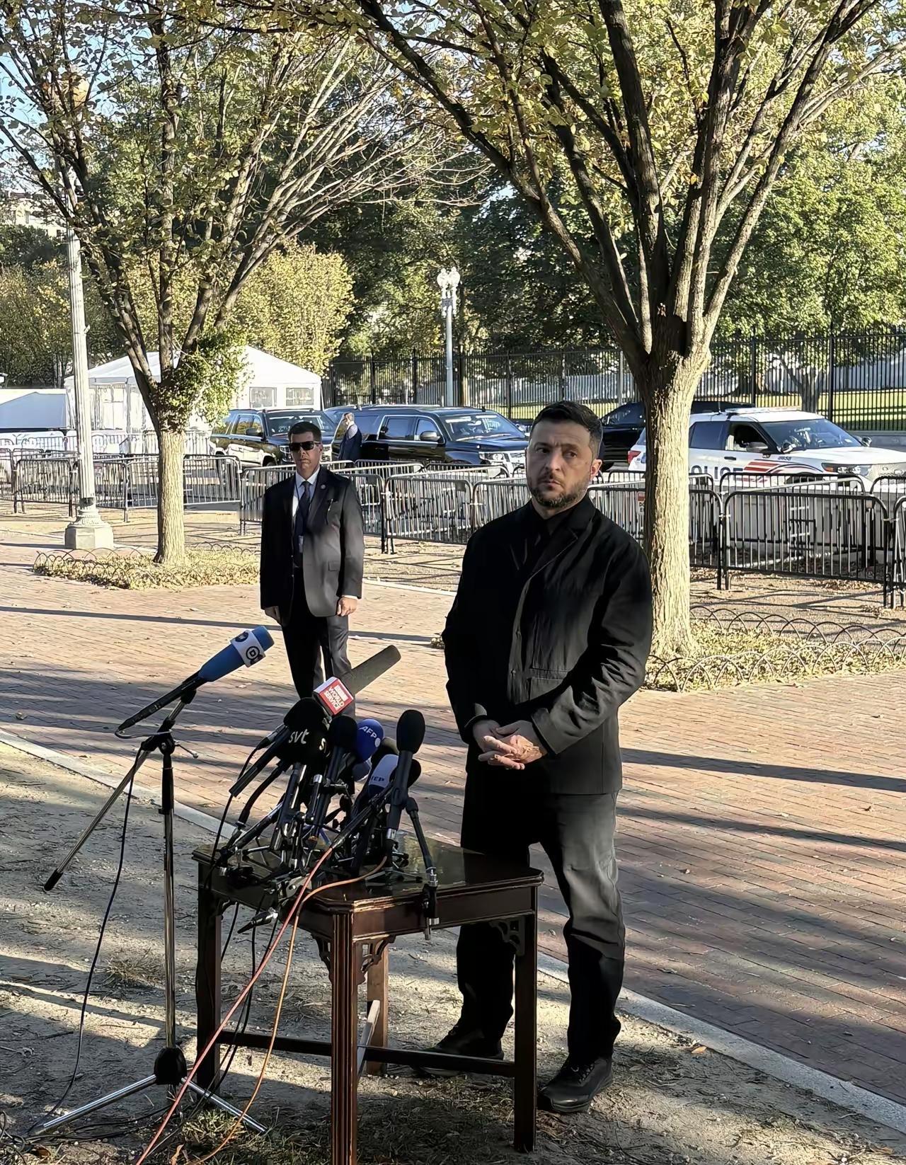 白宫顶了两句嘴，泽圣的记者会就被安排在了白宫对面的拉斐特公园的路边召开，看这架势