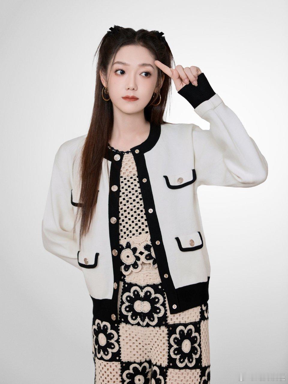 #硬糖少女303##希林娜依高# 今日份糖妹新鲜物料希林娜依高17号音乐仓库工作