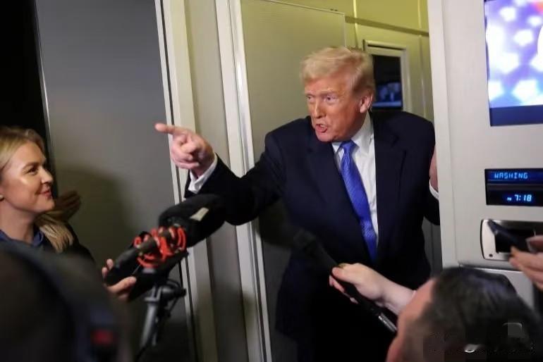 特朗普威胁加拿大
今天凌晨，美国总统特朗普在个人社交媒体再度发文威胁加拿大，并且