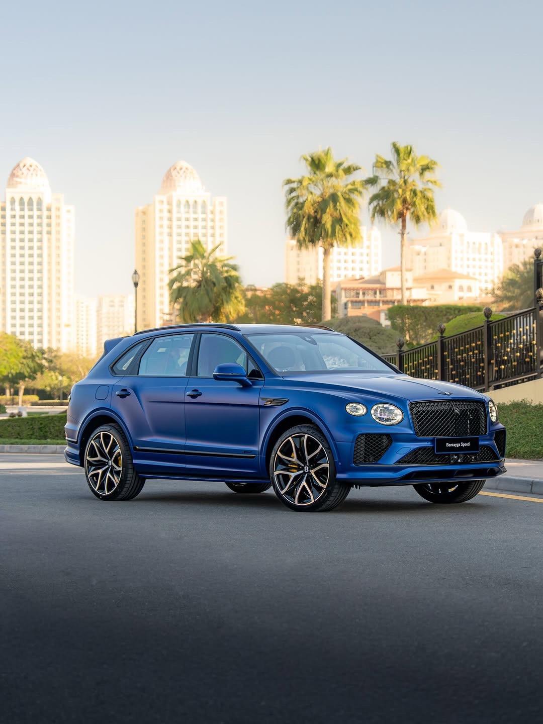 “阳光下的一抹蓝遇见宾利添越”当哑光蓝遇上宾利添越、每一寸线条都在述说...