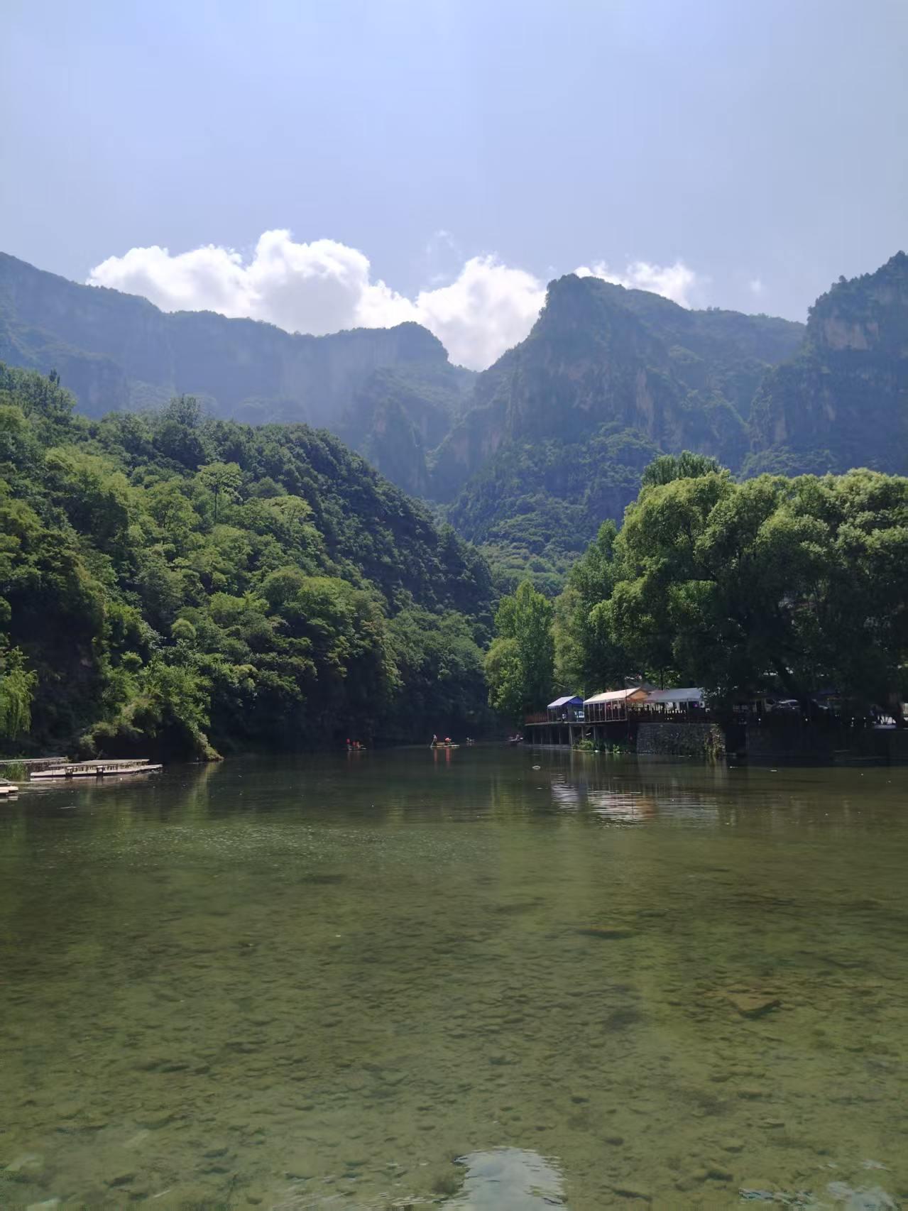 七绝.游石板岩小镇
    文/阳翟山人

赤璧丹岩耸碧天，
溪声漱玉泻清泉。