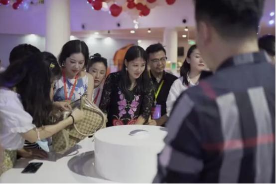 大家发现了吗？现在社会上的3个现象非常反常！
 
先说第一个，黄金跌成这样，居然