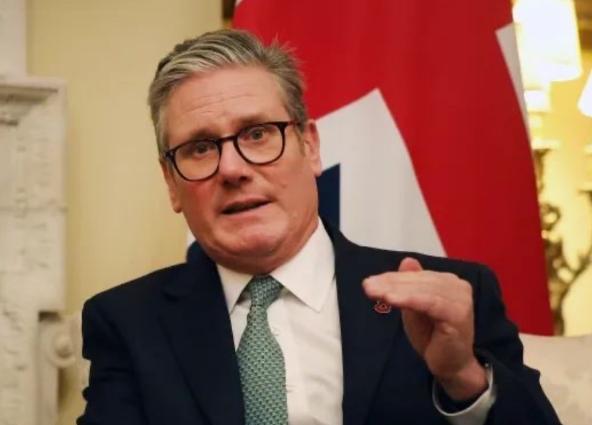 英国拒绝二选一，斯塔默面对“访华是否惹怒特朗普”的提问时，他坚定地表示英国不会在