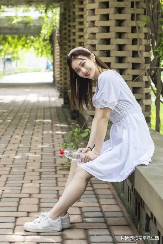 女生怎么穿搭会看上去很优雅？踩过无数坑后，我终于悟了。
 
以前总觉得优雅穿搭要