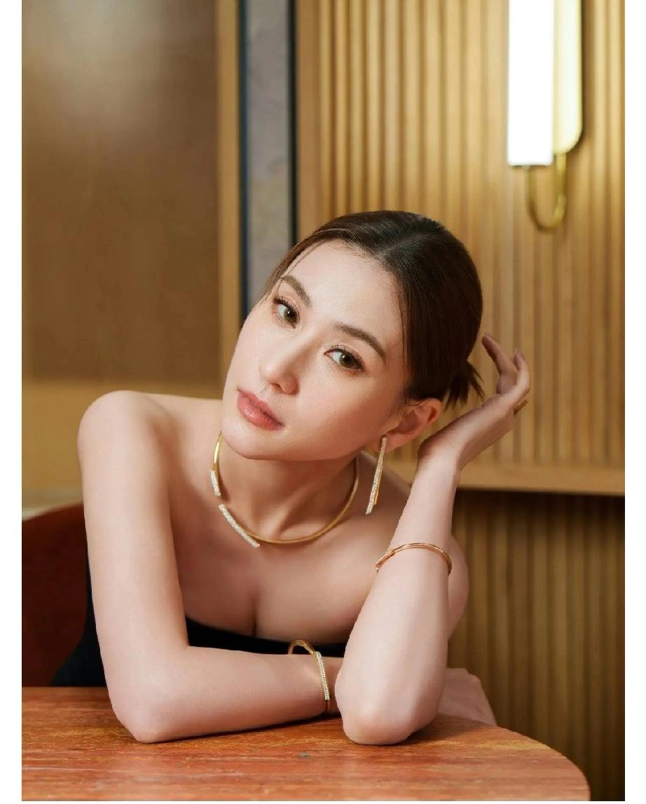 永远不要怀疑豪门的底气，

你们发现了吗，

何超莲和窦骁离婚传言闹翻天，对女方