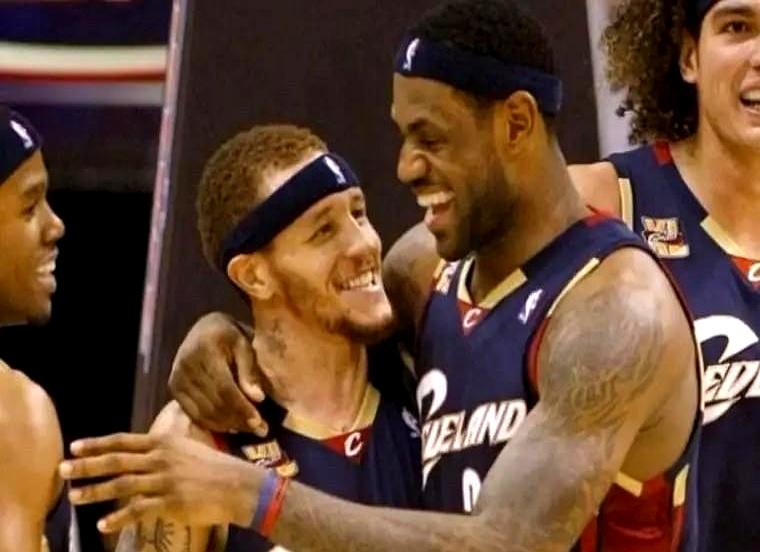 42岁的德隆蒂·韦斯特又栽了。
 

12月21日，他在弗吉尼亚州为23美元动手