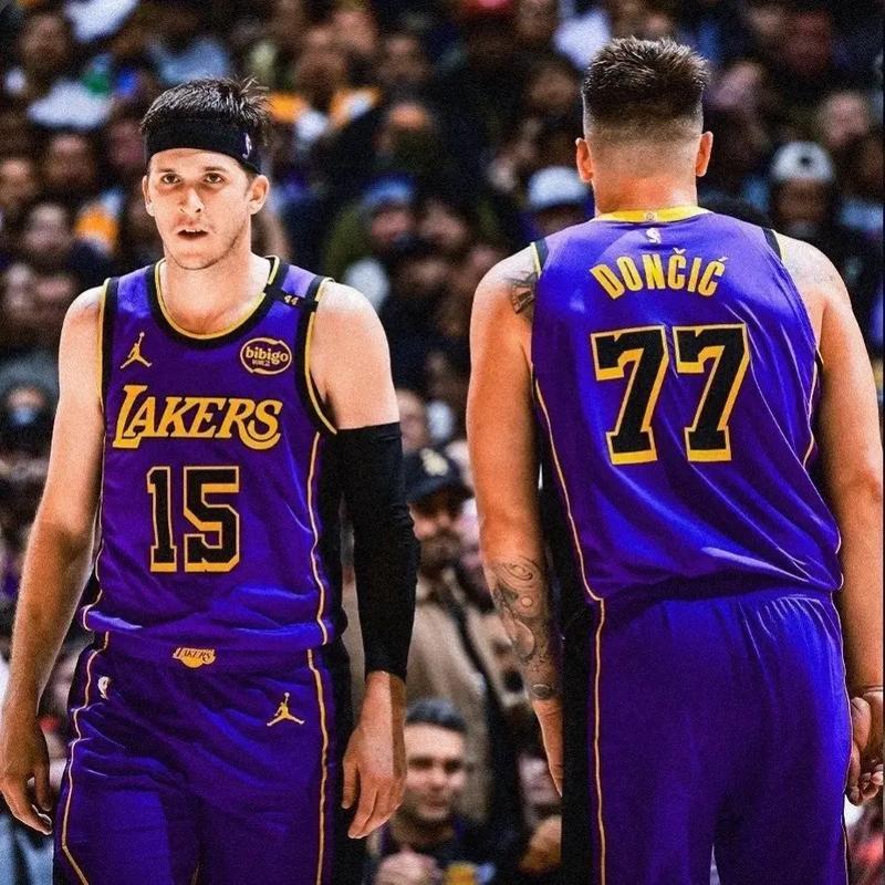 东契奇太累了，到最后看东契奇拖着沉重的脚步，移动都有点缓慢。自从失恋后，东契奇迎