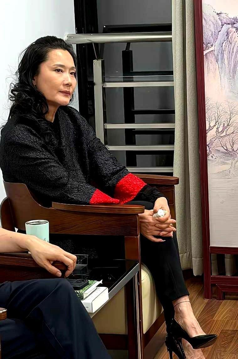 都说进了演艺圈这大染缸，就回不去了。何赛飞偏不。

人家都忙着跑通告接代言，她倒