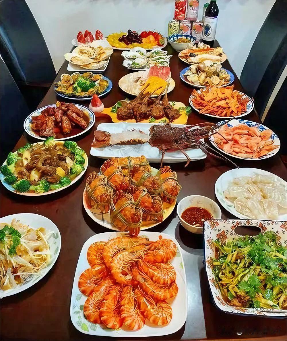 我认为中餐。
祖祖辈辈留下来的习惯，我更喜欢吃中餐。中国的饮食文化博大精深，各种