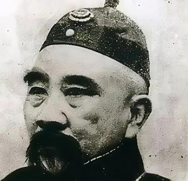 辫帅张勋睡觉从不用枕头，他非要枕在姨太太的肚子上，对方稍微挪动一下，他抬脚就给踹