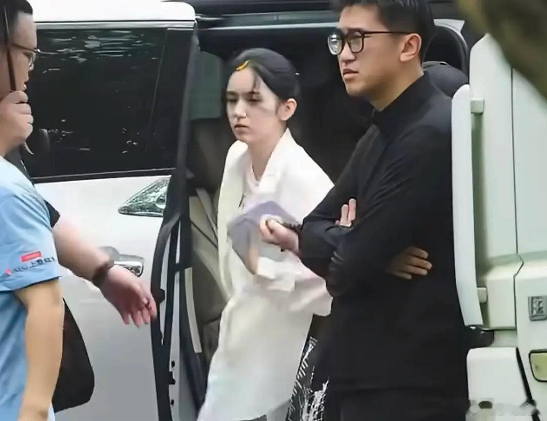 周也潮热路透来了，下颌线还没有回来～ 