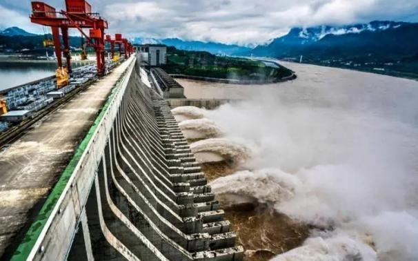 三峡大坝造价高达2500亿！如今17年过去了，国家是亏了还是赚了？

若以当前购