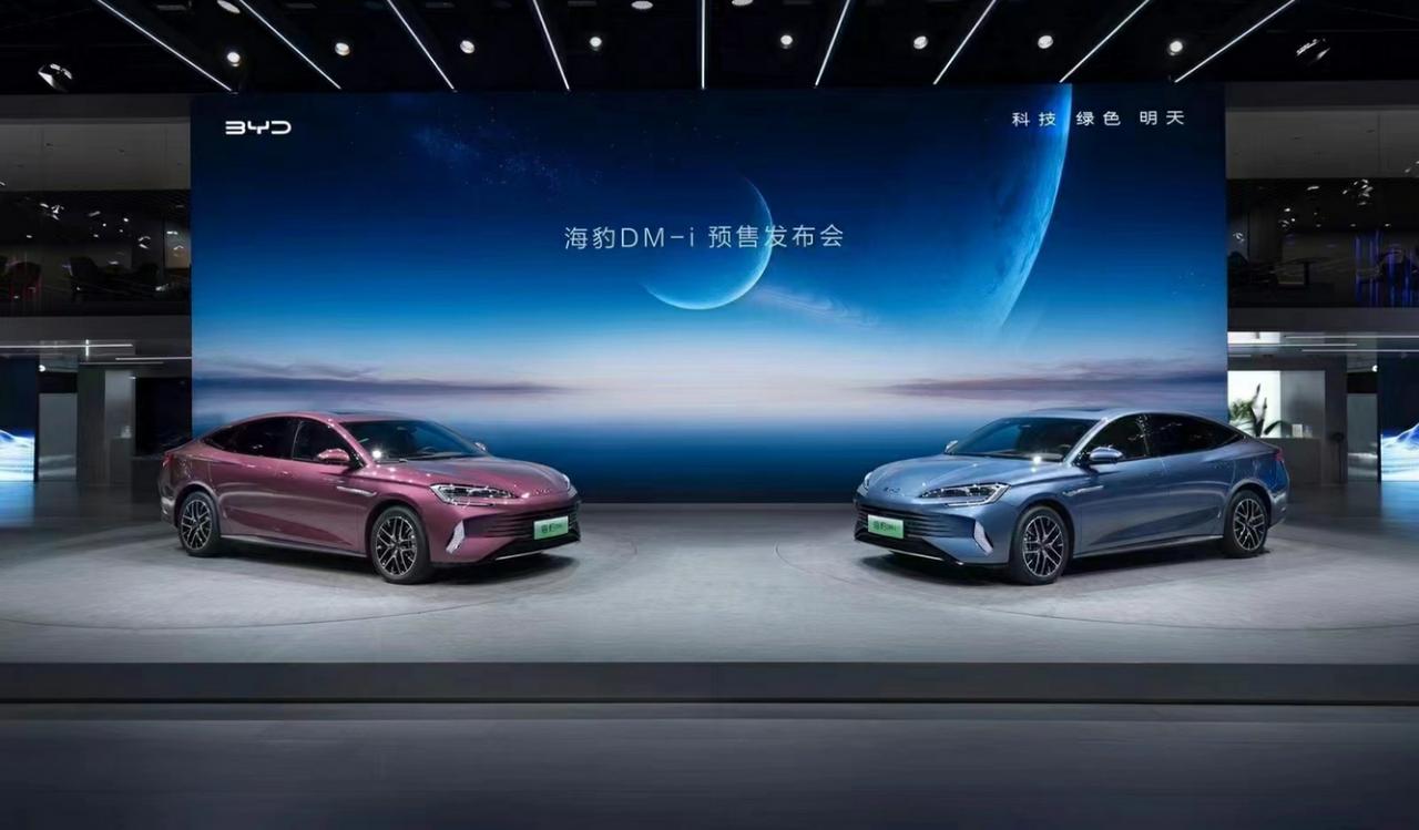 新平台，赋予卓然实力，新内饰，诠释新奢格调；新智能，重塑交互体验，#海豹DM-i