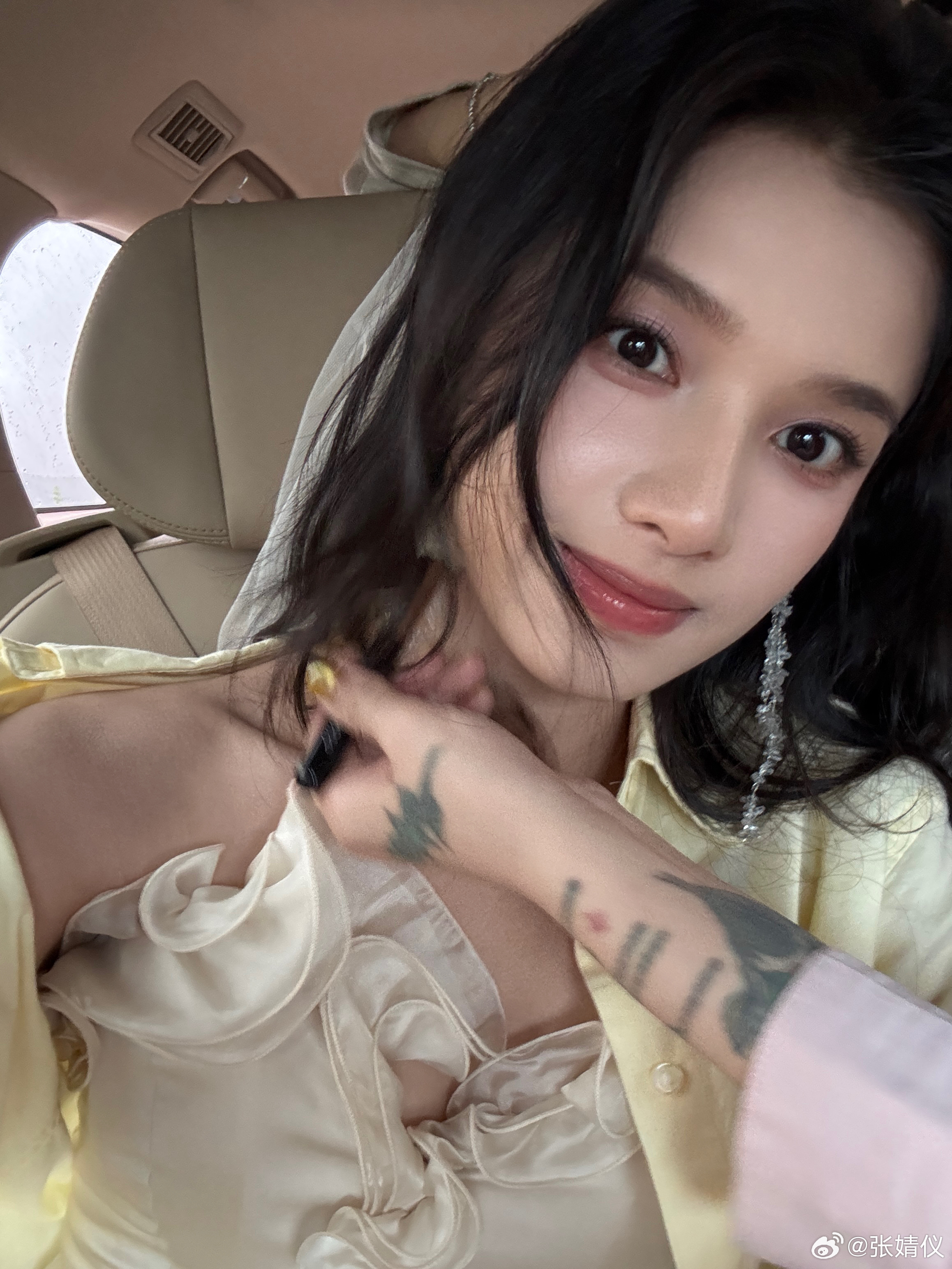 张婧仪今日营业，现在是美美的酷酷的婧仪，马上就是苗妹了 