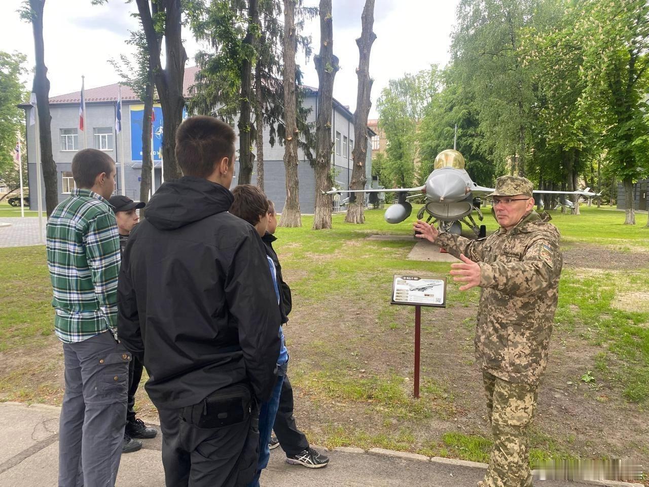 笑死了，美国给你废铁当备件，于是你用来展览来源：Воевода Вещает普京