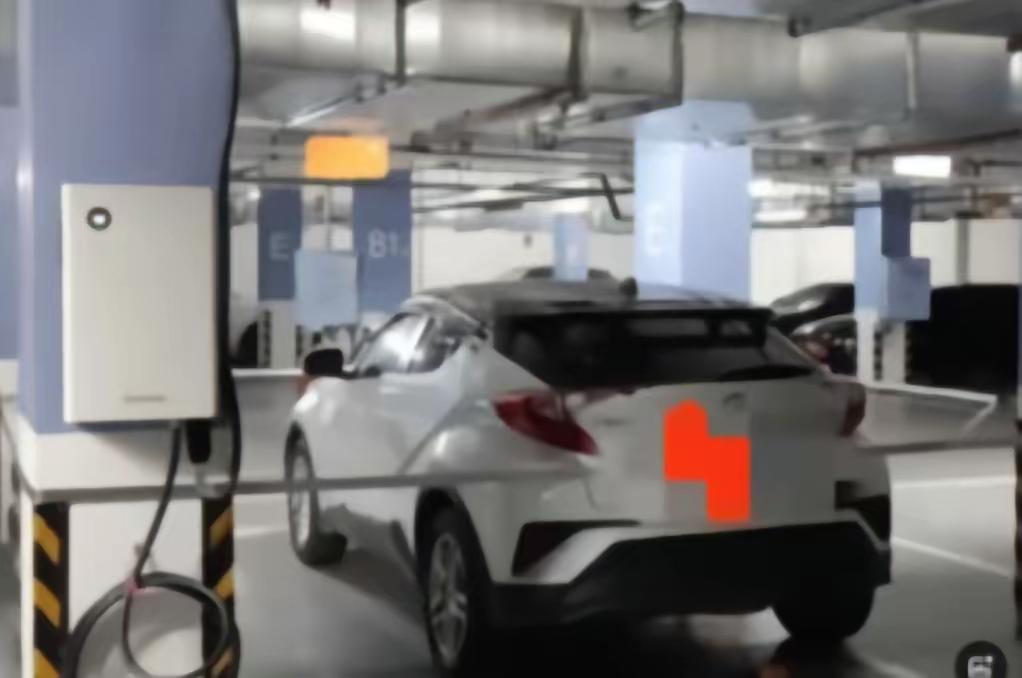 “厚颜无耻。”黑龙江哈尔滨，一中年男子花15万买下车位，三番两次被白车霸占，索性