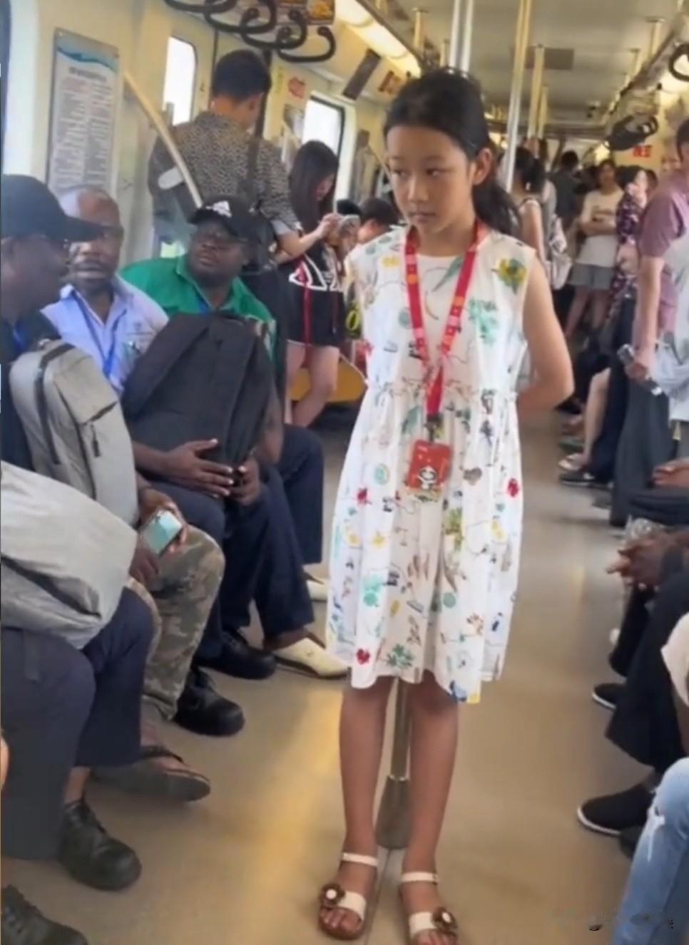 可怜的娃！
不敢想象此时这小女孩的内心里该有多么害怕。

这一幕就发生在广州某地