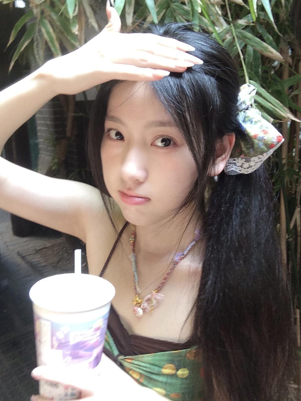 被阳光吻过的清纯感。