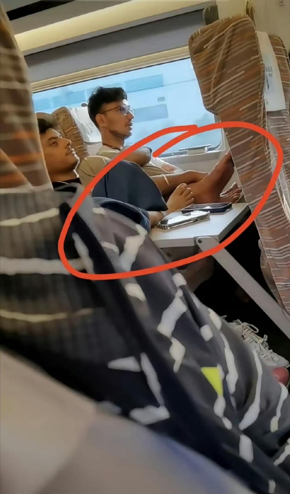 印度人坐中国的高铁，看看他的脚放哪了 ​​​？