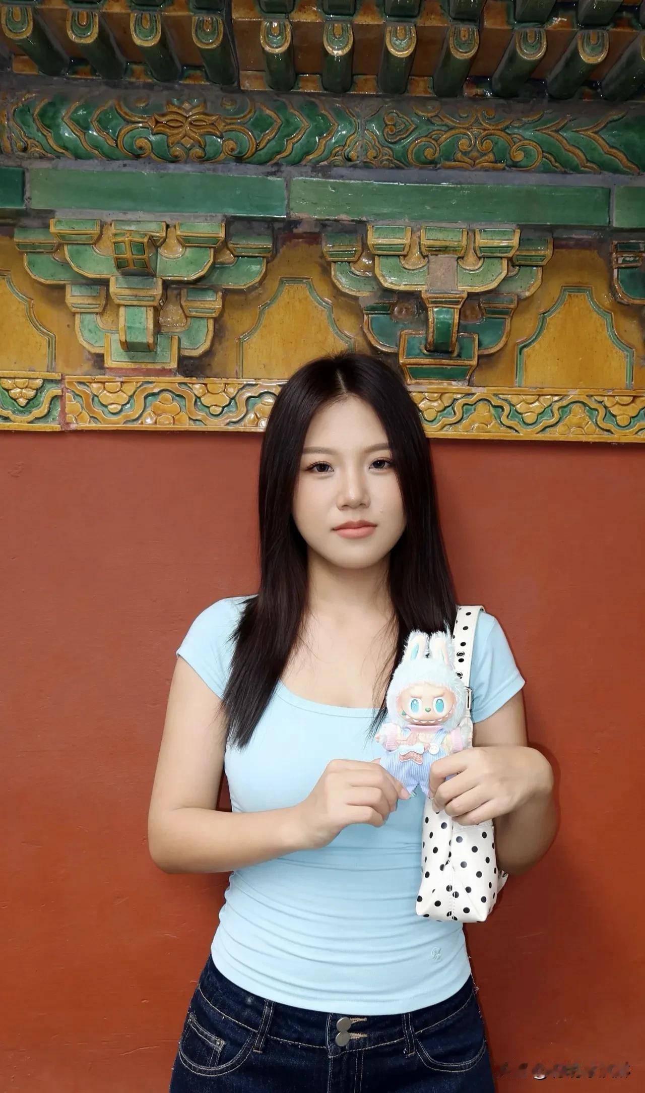 古城墙上的时光舞者  
青砖斑驳，红裙翩跹，  
她以城墙为舞台，  
用脚步丈