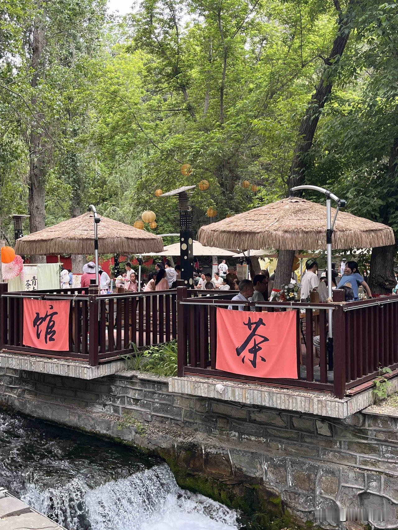 夏风拂过人间
细语在耳边萦绕
一步一景皆入画
有风有诗千万行
静默的山
流淌的小