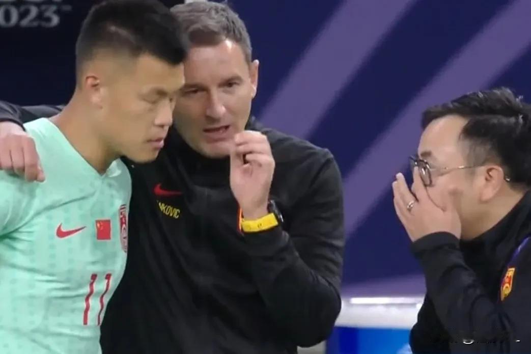 不要再等了，辞退扬科维奇刻不容缓，说他是国足最差主帅也不为过，三场比赛0胜0进球