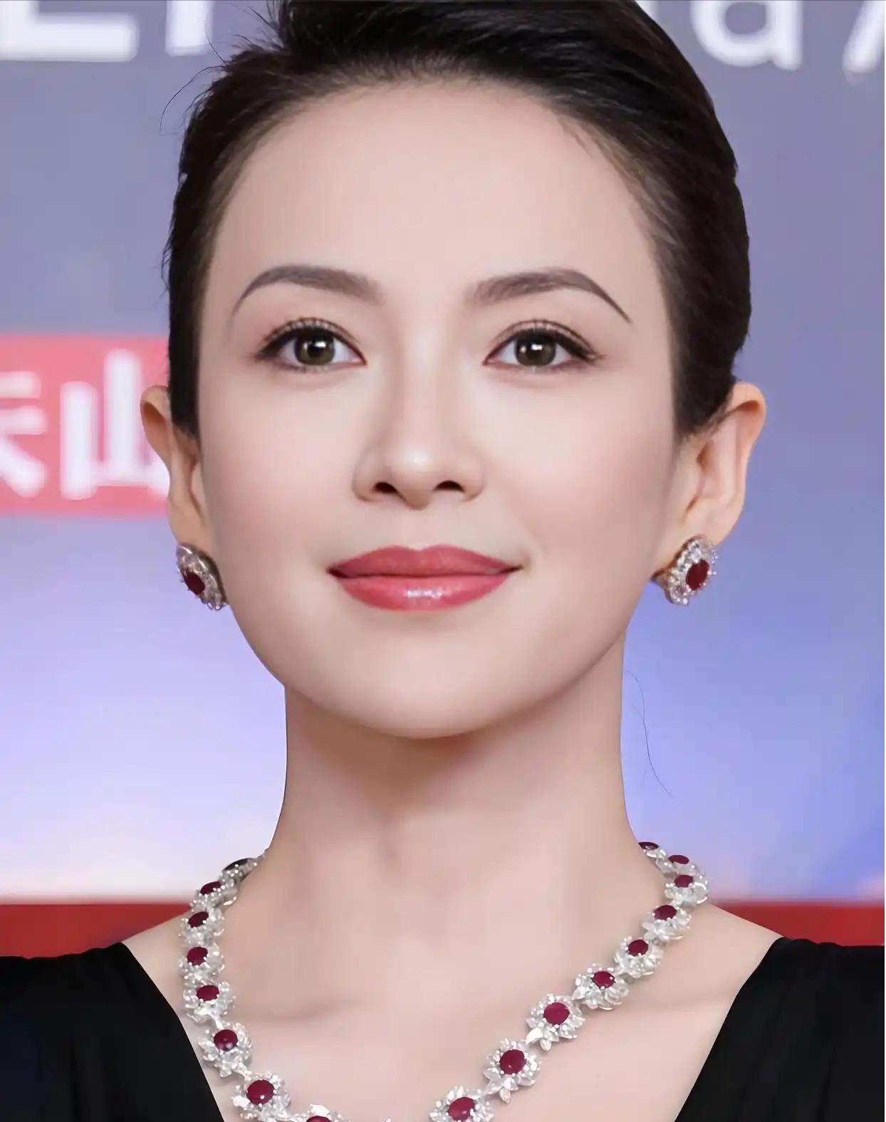 想不到！离婚3年后，章子怡手里的这张牌越来越明显。

2023年10月14日，章