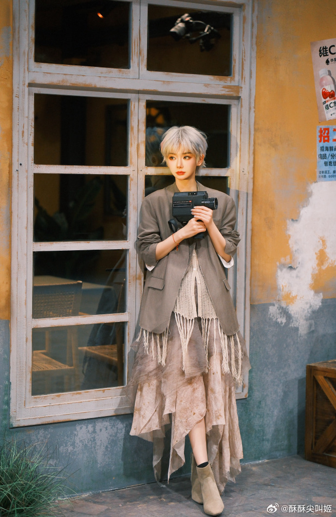 戚薇让刘昊然好好反省谁懂这个戚满分短发造型的美味🤤🤤🤤白毛短发和我们戚导完