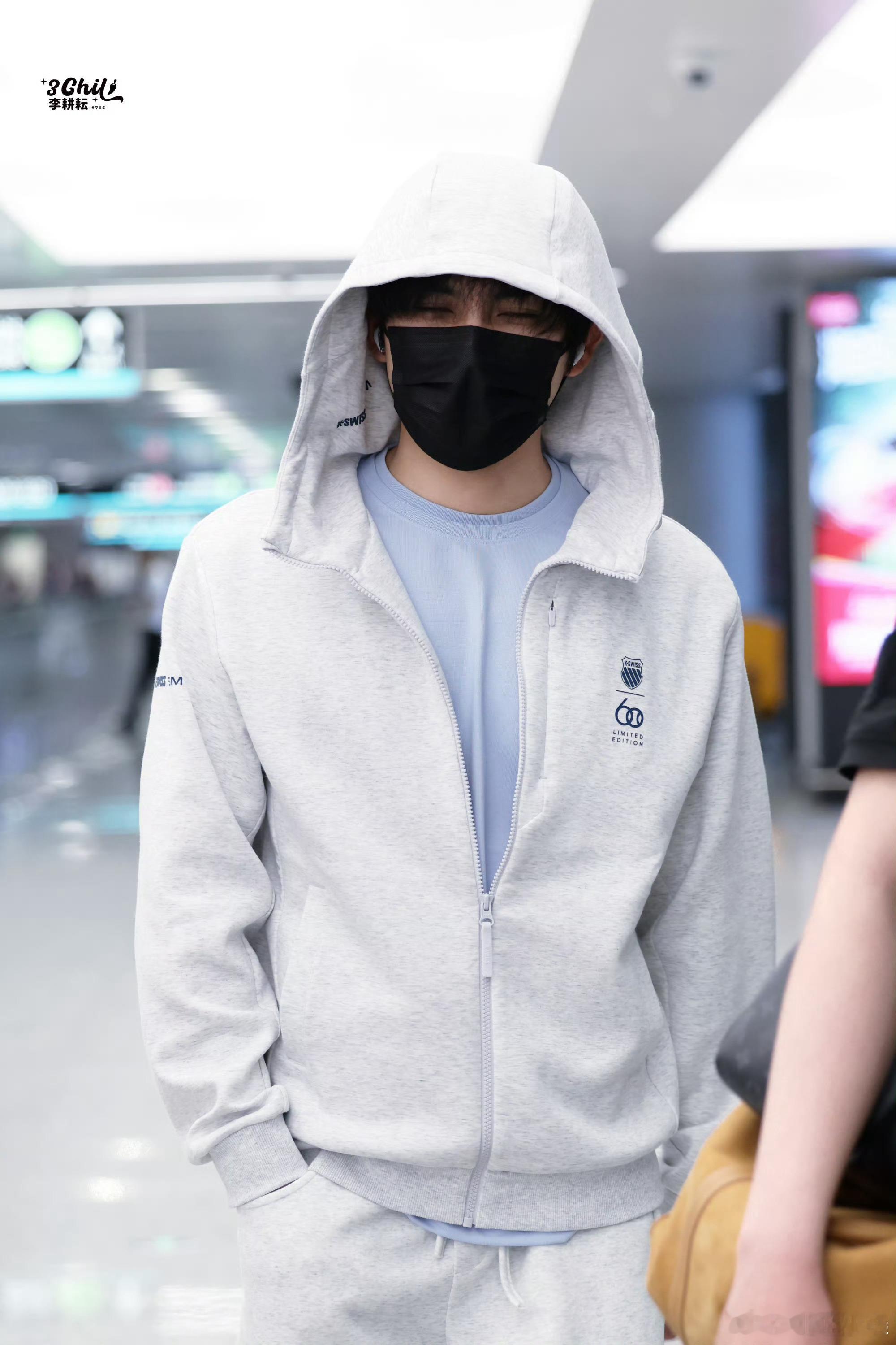 李耕耘 lgy李耕耘0715生日快乐 “你不应该留念窗外风景，应该去看 去走向更