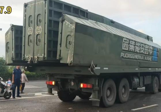 派出舟桥救援的中国安能集团，我查了一下，不查不知道，一查吓一跳，它不是普通救援队