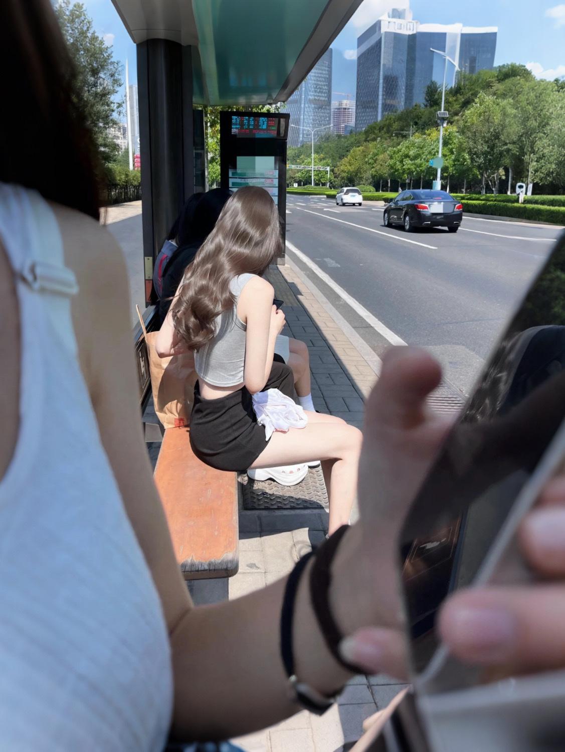 头一回让我移不开眼的女孩出现了…
真正的大美女果然随便瞥一眼就根本移不开眼！身材