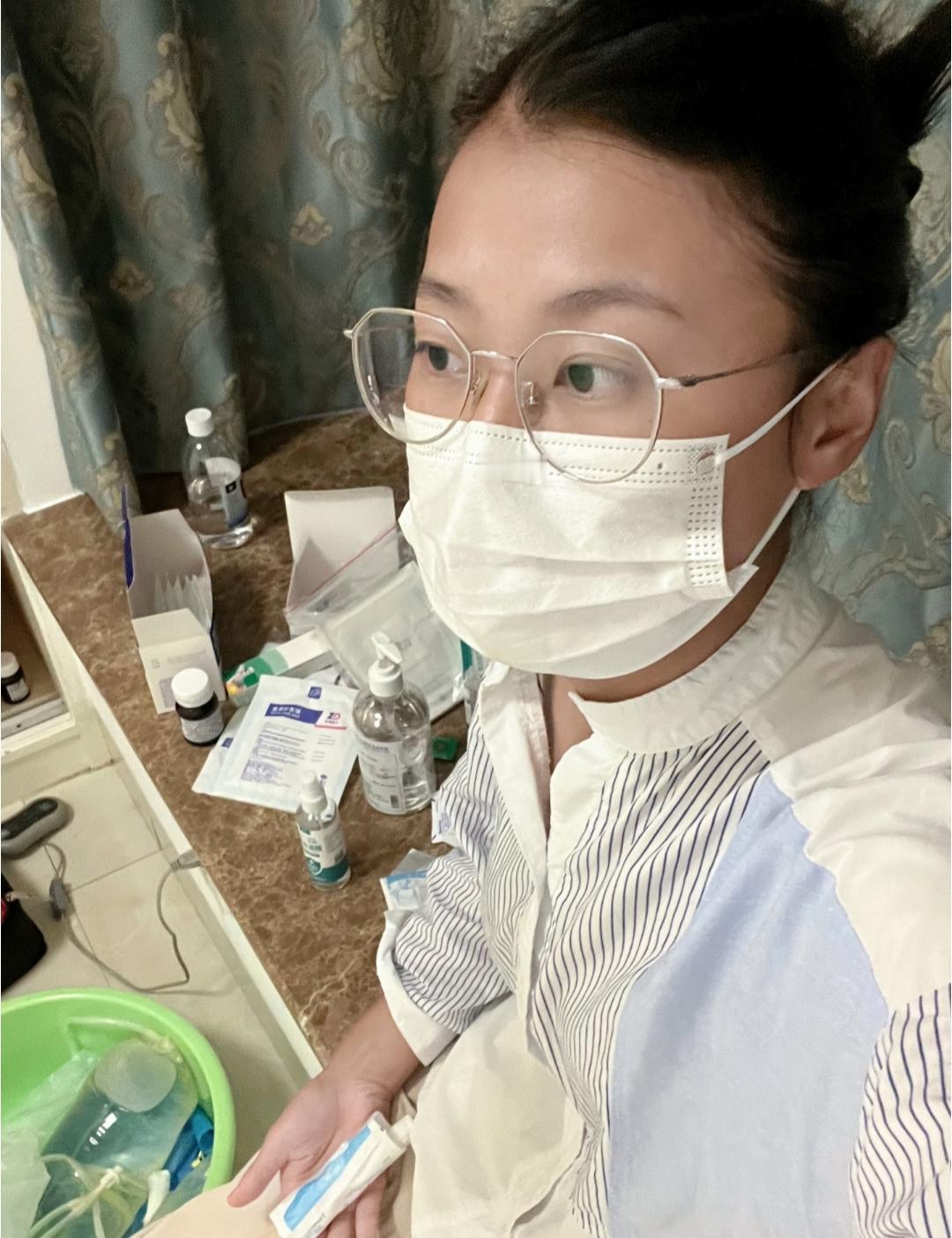 出生母亲大出血去世了
父亲开大货车在5岁遇车祸也走了
跟着爷爷奶奶好不容易长大成