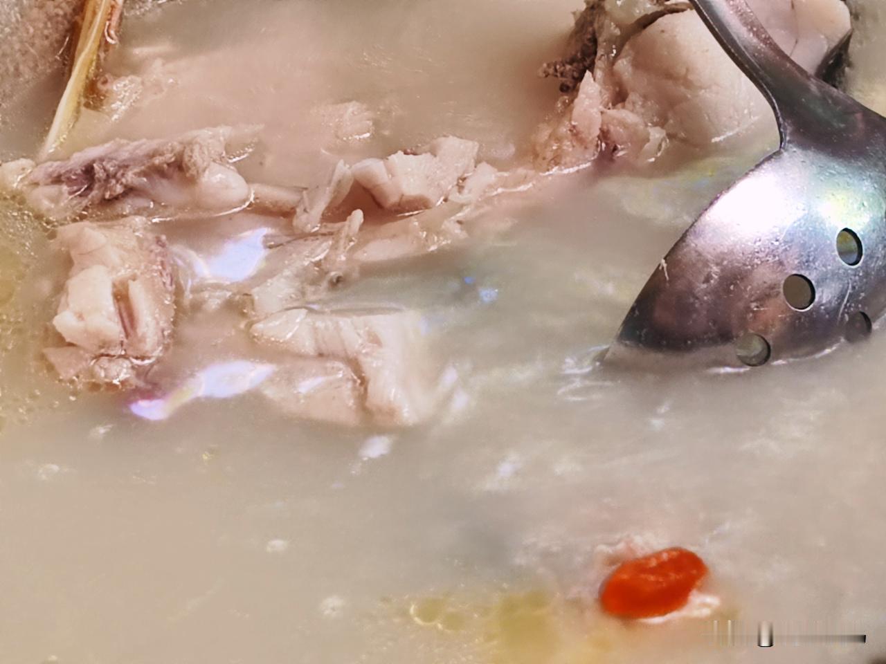 尝尝抚仙湖的石锅鱼[呲牙]
前几天去了趟澄江抚仙湖，沿着湖滨漫步，看看湖水与红嘴