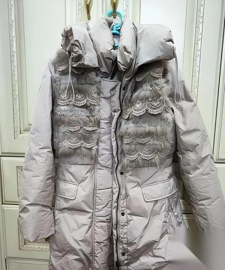 “扔吗？”

电梯里一句“老气”，她愣了。

回家把穿了十三年的羽绒服挂镜头前，