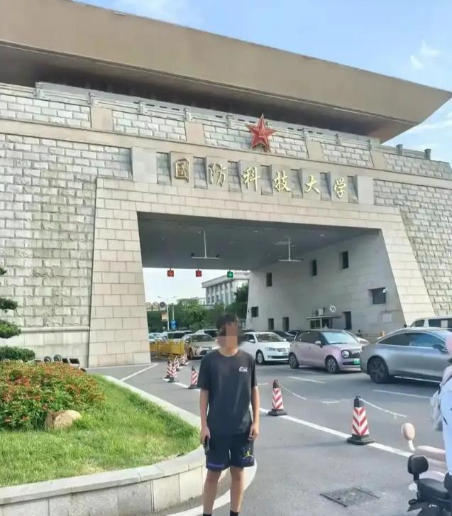 友人的孩子顺利被国防科技大学录取，众人一同前往他家登门道喜，朋友欣喜地拿出录取通