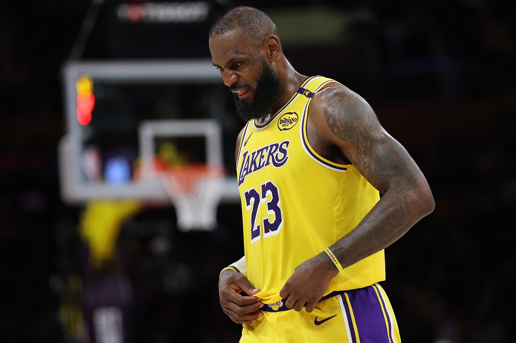 薪资专家Bobby Marks表示，随着比尔买断，勒布朗-詹姆斯成为目前NBA中