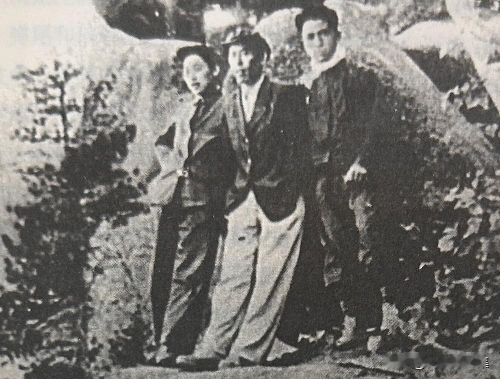 1942年，在新四军二师淮南敌后根据地任子弹厂厂长时的吴运绎（中）和战友们的合影