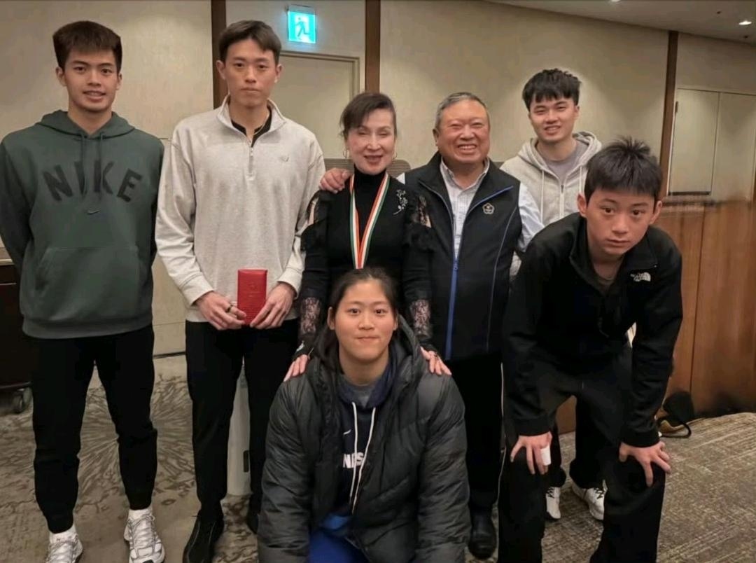 5441小郭看起来好高 