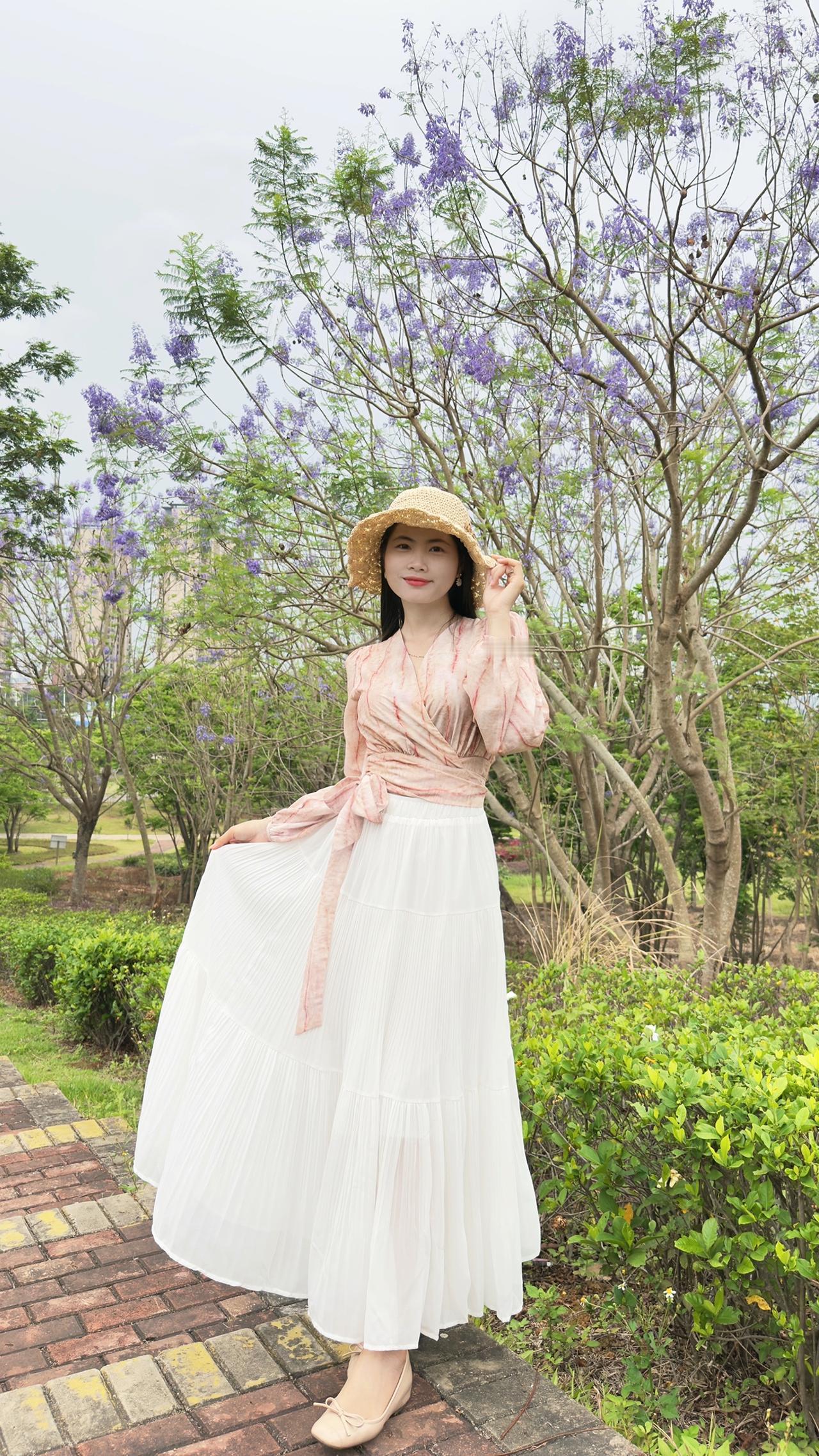 上热门 白裙配花海 广西