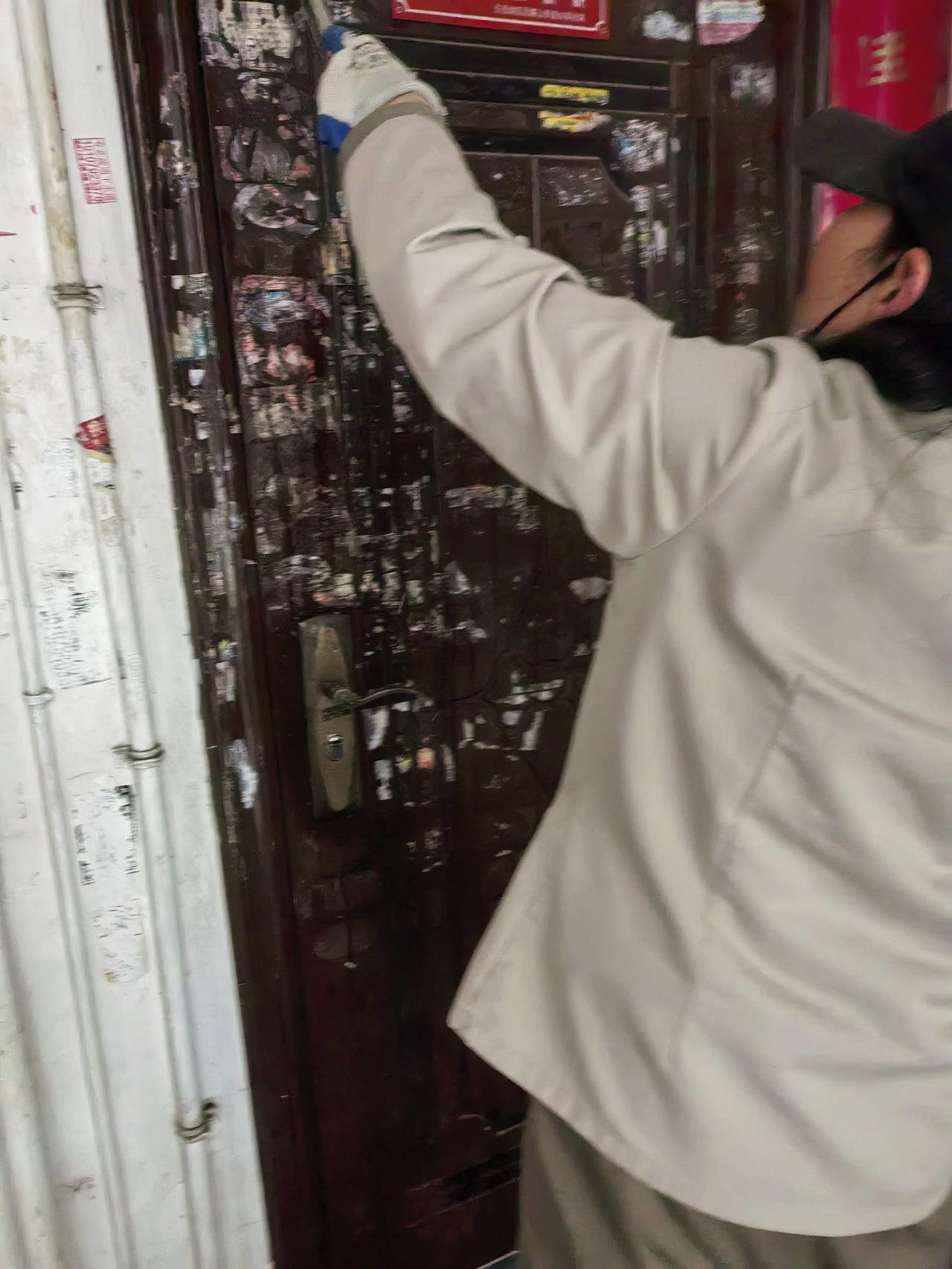 我们这有个业主，为了收他物业费，他把我们当佣人用，叫同事帮他媳妇下窗帘，叫我帮他