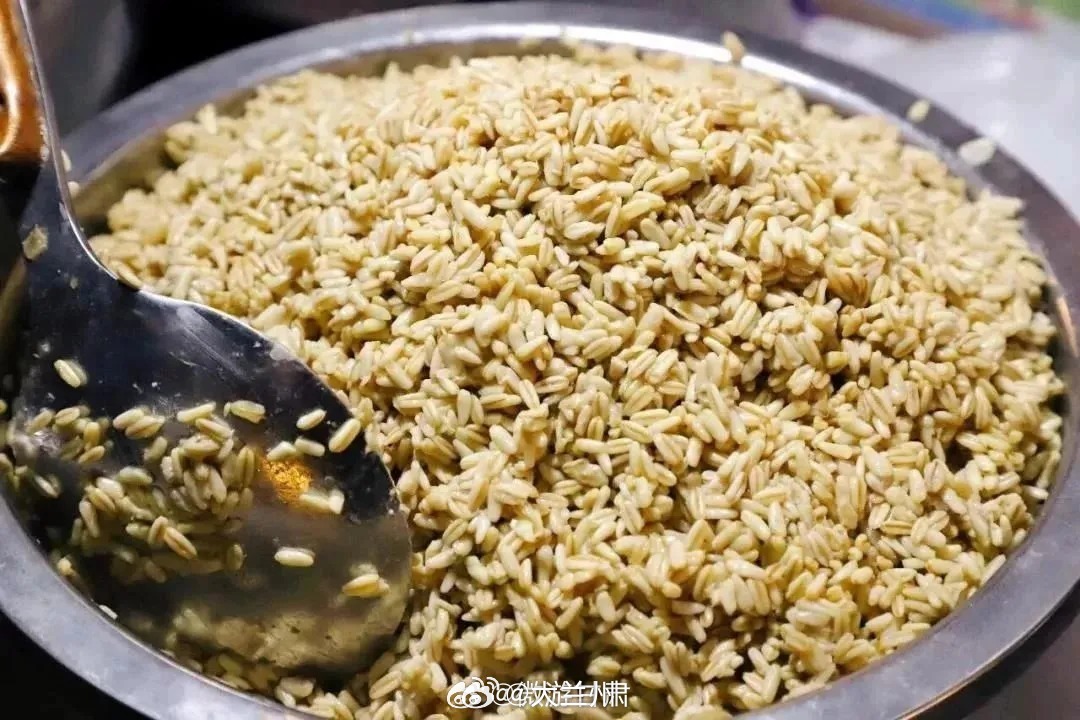 来甘肃一定要喝一碗冰镇甜醅子红与黄是阳光赋予的热烈，而白色，是这片土地写就的温柔