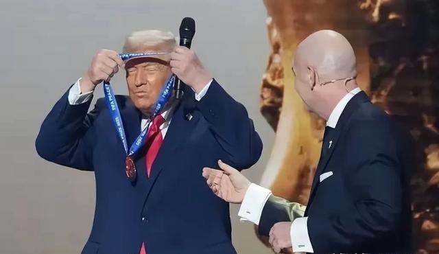 国际足联主席彻底尴尬！新一届世界杯即将开幕，全世界球迷的目光都聚焦在赛场筹备、球