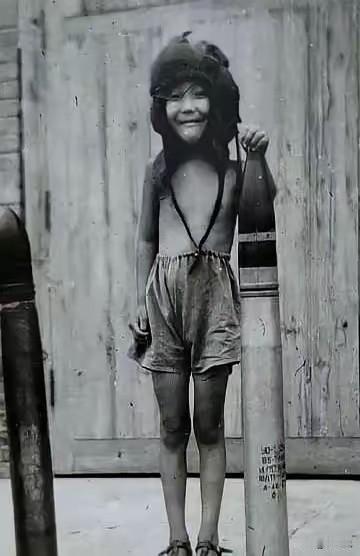 1946年，5岁的小萝卜头（宋振中）在“中美合作所”开心的拍下了这张照片。当时他