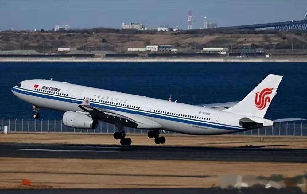 赴日游客急撤！日本机场挤爆回国潮，54万机票退订，日本损失超千亿外交部、文旅部接