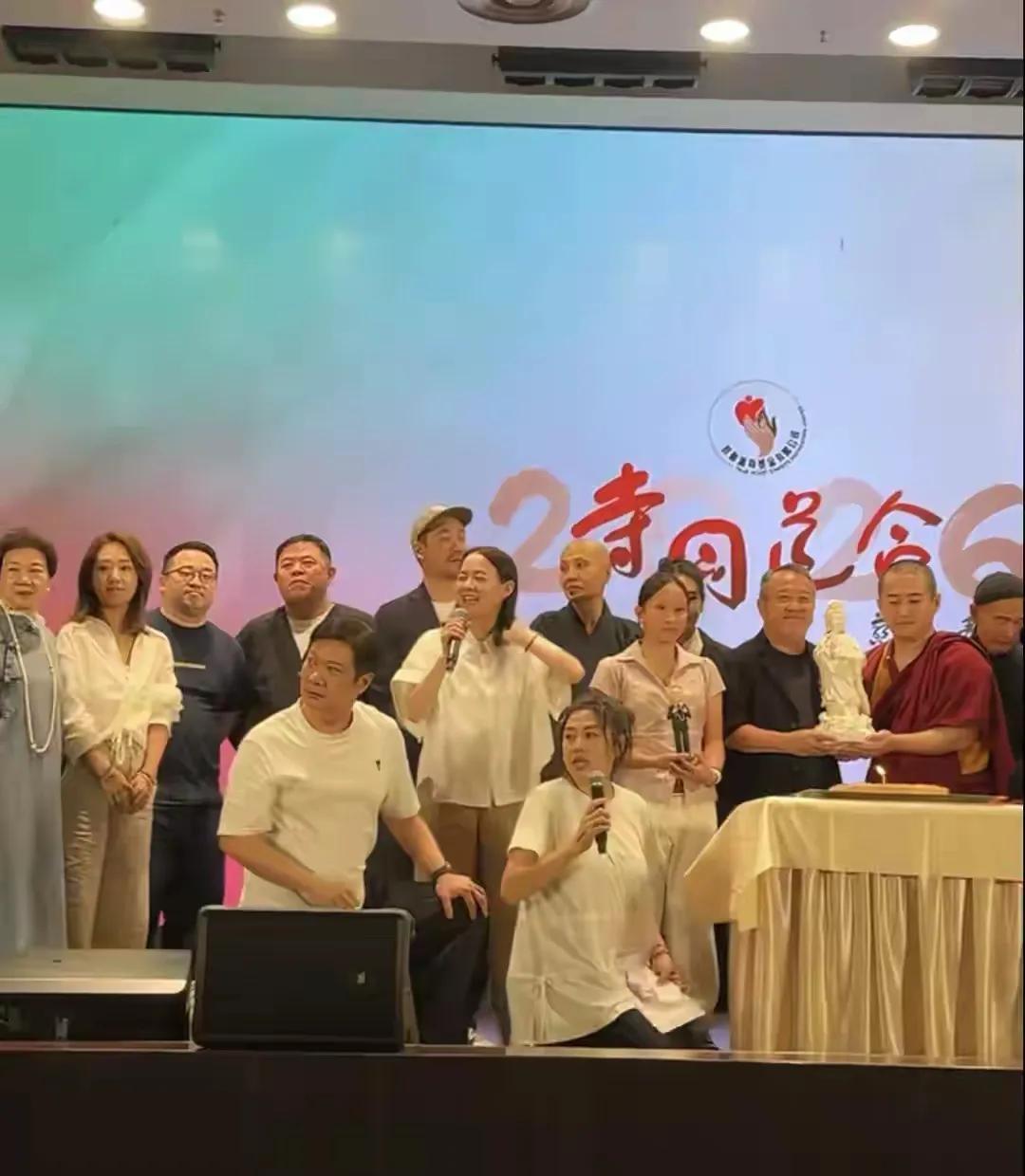 曾志伟73岁的寿宴，也是香港娱乐圈的喜事，慈善，拍卖，子女到齐。还筹得300万善