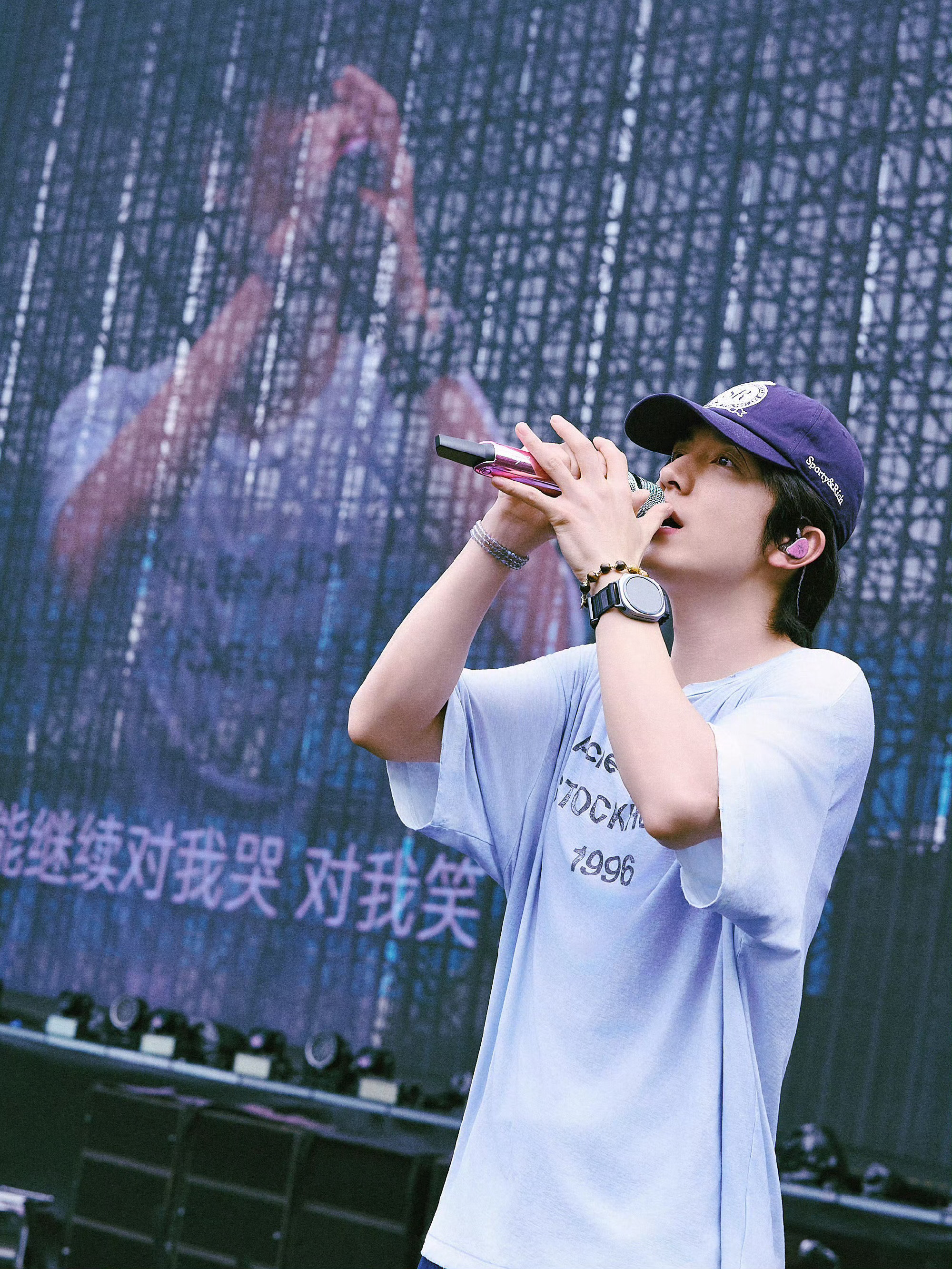 张新成[超话] zxc张新成 zxc张新成秦谜 在世界颠倒洞开的裂缝里 我只望向